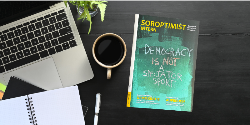 Magazin Soroptimist Intern neben einem Notebook und einer Kaffeetasse